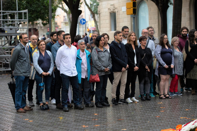 Ofrenda de ECP (comuns) por la Diada: Noelia Bail, Jéssica Albiach, Jaume Asens, David Cid, Marta Ribas, Josep Vendrell, Susana Segovia