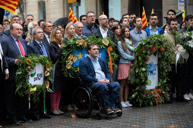 Ofrendas por la Diada: Andoni Ortuzar (PNV); Mercè Homs, David Bonvehí, Neus Munté, Xavier Trias, Artur Mas, Josep Maldonado, Josep Lluís Cleries