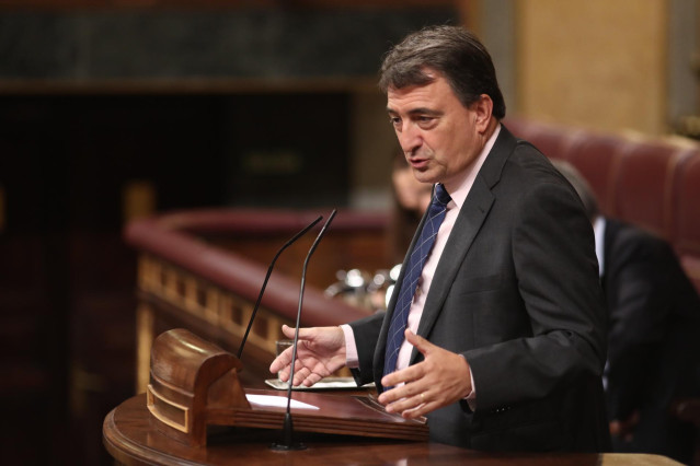El portavoz del PNV en el Congreso de los Diputados, Aitor Esteban,  interviene en la sesión de control al Gobierno en funciones, en Madrid (España) a 11 de septiembre de 2019.