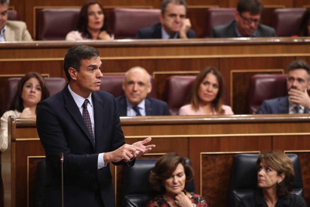 El presidente del Gobierno en funciones, Pedro Sánchez, responde al presidente de Ciudadanos, Albert Rivera, en el Congreso durante la sesión de control
