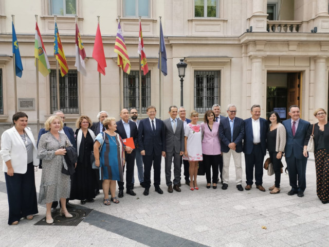 El presidente de la Comunidad Valenciana, Ximo Puig, con el ministro de Ciencia Pedro Duque, y Senadores y diputados valencianos.