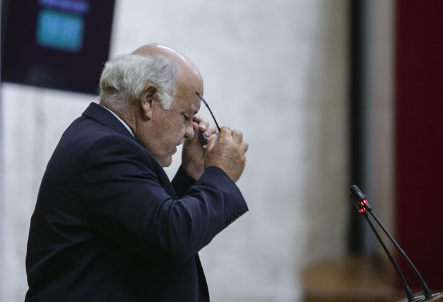 Primera jornada de sesión plenaria en el Parlamento Andaluz. El consejero de Salud y Familias, Jesús Aguirre durante su comparecencia para abordar el tema del brote de listeriosis en Andalucía.