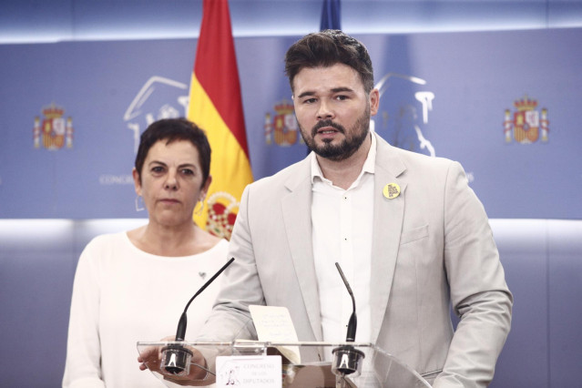 La portavoz de EH Bildu en el Congreso de los Diputados y el de ERC, Mertxe Aizpurúa y Gabriel Rufián, ofrecen una rueda de prensa horas previas a la segunda votación para la investidura del candidato socialista a la Presidencia del Gobierno.