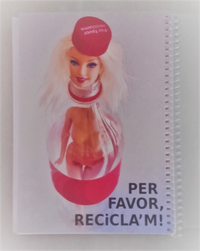 Portada de la agenda de un instituto de Campos en la que aparece una muñeca dentro de una botella con un lema sobre el reciclaje.