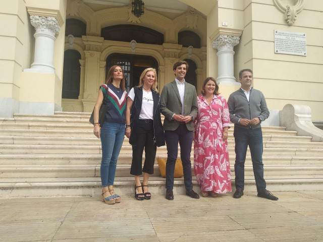 El vicesecretario de Comunicación del PP y diputado nacional por Málaga, Pablo Montesinos, en la puerta del Ayuntamiento de Málaga