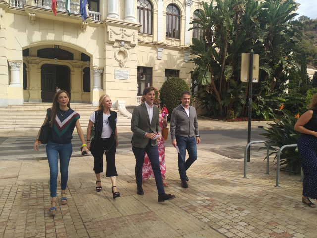 Pérez de Siles, España, Montesinos, Rivas y Conde en la puerta del Ayuntamiento