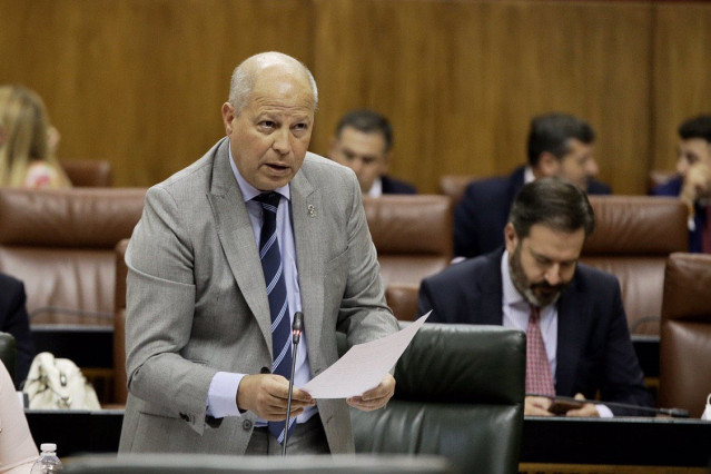 Javier Imbroda, en el Pleno del Parlamento, en una imagen de archivo.