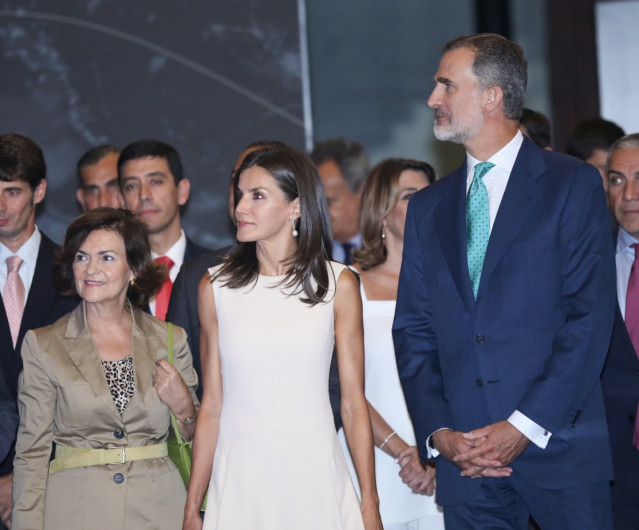 Los Reyes inauguran la exposición 'El viaje más largo', organizada por Acción Cultural Española y el Ministerio de Cultura y Deporte. En el Archivo General de Indias.  En la imagen, la vicepresidenta en funciones, Carmen Calvo (i); la Reina Letizia (c) y