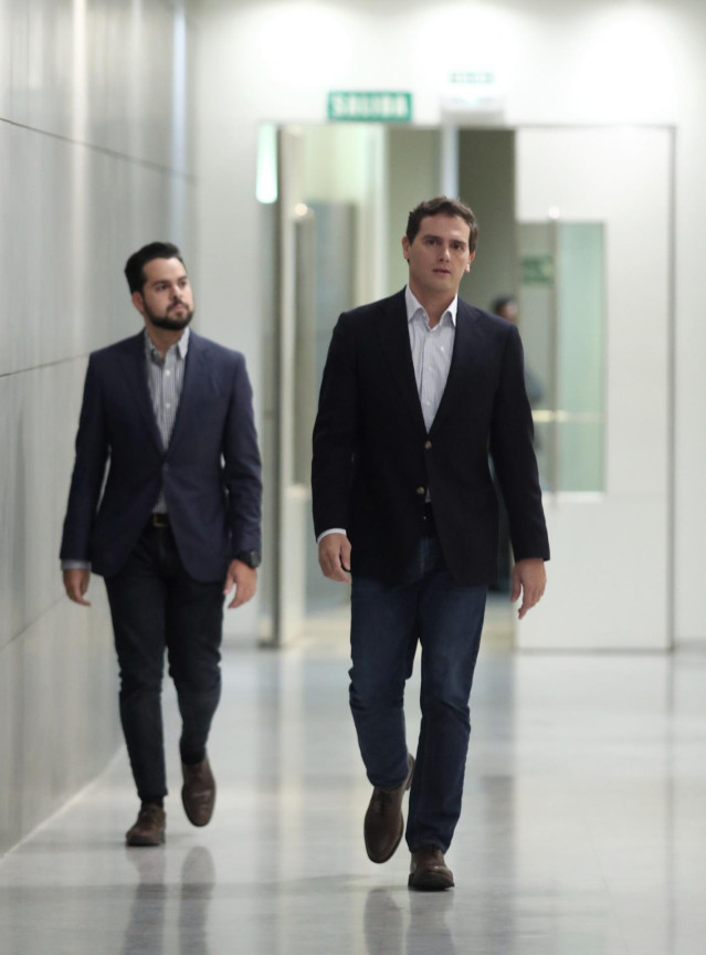 El portavoz adjunto de Ciudadanos en el Congreso y secretario de Comunicación del partido, Fernando de Páramo y el presidente de la formación naranja, Albert Rivera, en un pasillo del Congreso de los Diputados.