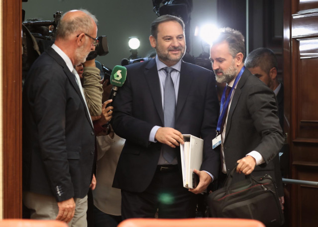 El ministro de Fomento en funciones, José Luis Ábalos, comparece a petición propia en la Comisión de Fomento del Congreso para informar sobre la gestión de los paros registrados este mes de agosto en el aeropuerto Barcelona-El Prat y en Renfe, en Madrid (