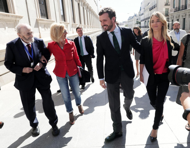 (I-D) El escritor y académico Álvaro Pombo; la fundadora de UPyD, Rosa Díez; el presidente del PP, Pablo Casado; y la portavoz parlamentaria del Partido Popular, Cayetana Álvarez de Toledo, se dirigen al Congreso de los Diputados para participar en el act