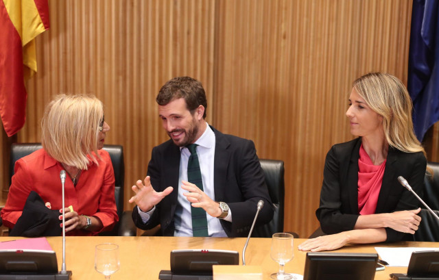 (I-D)  La fundadora de UPyD, Rosa Díez; el presidente del PP, Pablo Casado; y la portavoz parlamentaria del Partido Popular, Cayetana Álvarez de Toledo, en el Congreso de los Diputados durante el acto  ‘Españoles en Defensa de lo Común’ organizado por el