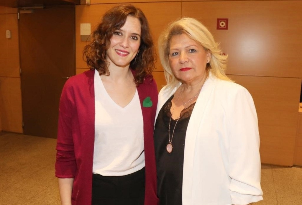 La candidata del PP Isabel Du00edaz Ayuso con la expresidenta de la AVT u00c1ngeles Pedraza