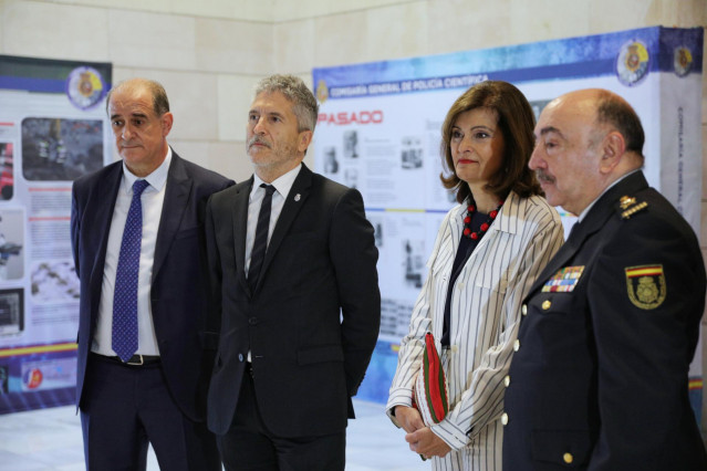 (I-D) El director general de la Policía, Francisco Pardo, el ministro del Interior en funciones, Fernando Grande-Marlaska, la secretaria de Estado de Seguridad, Ana Botella, y el comisario general de la Policía Científica, Pedro Mélida, durante el acto de