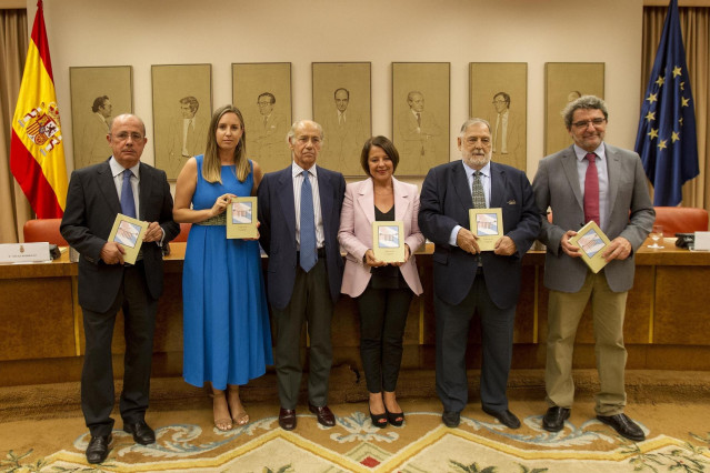 Ignacio Gil Lázaro (Vox),  Melisa Rodríguez (Cs), Teófilo de Luis, autor del libro 'Cuba en el Congreso', Sofía Hernanz, secretaria Segunda de la Mesa del Congreso, Juan Van-Hallen, presidente de la Asociación de Exparlamentarios, Antonio Gutiérrez (PSOE)