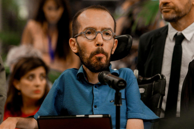 El secretario de Acción de Gobierno de Unidas Podemos y encargado de las negociaciones con el Partido Socialista, Pablo Echenique, ofrece una rueda de prensa a los medios de comunicación en el Congreso de los Diputados tras su segunda reunión con el PSOE