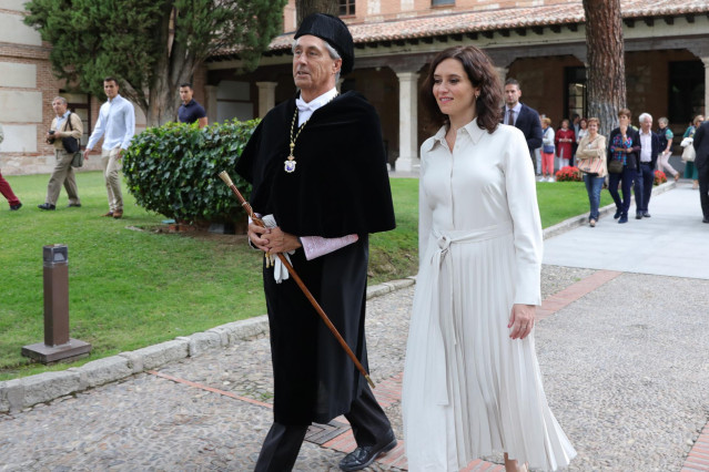 El rector de la Universidad de Alcalá, Fernando Galván, y la presidenta de la Comunidad de Madrid, Isabel Díaz Ayuso, durante la Apertura Oficial del Curso Universitario 2019/2020 en el Paraninfo de la Universidad de Alcalá de Henares (Madrid, España), a