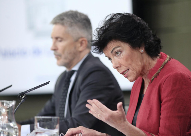 El ministro del Interior en funciones Fernando Grande Marlaska y la ministra Portavoz, y de Educación y Formación Profesional en funciones, Isabel Celaá, tras el Consejo de Ministros.