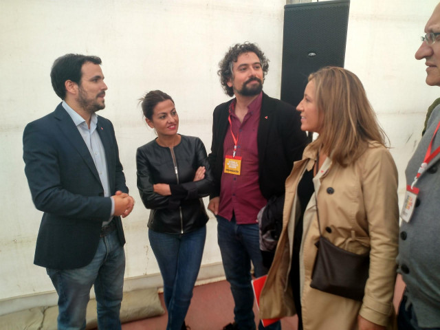 Alberto Garzón, a la izquierda de la imagen, charla con sus colegas de partido, como la concejal segoviana Ana Peñalosa, a la derecha de la imagen, en la “Escuela de Verano 2019” que organiza Izquierda Unida en La Granja de San Ildefonso.