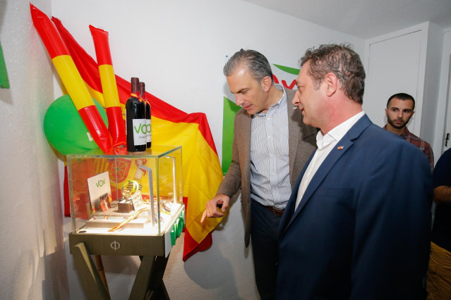 Javier Ortega-Smith (VOX) inaugura la sede del partido en la calle José Manuel de Villena de Salamanca.