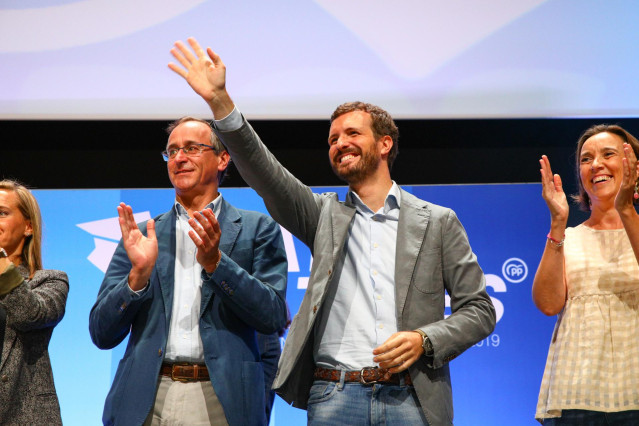 El presidente del PP, Pablo Casado, junto al presidente del PP en Euskadi, Alfonso Alonso, en la clausura de la convención del PP vasco en el Palacio de Congresos Europa de Vitoria.