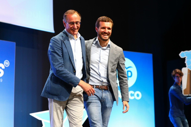 El presidente del PP, Pablo Casado, junto al presidente del PP en Euskadi, Alfonso Alonso, en la clausura de la convención del PP vasco en el Palacio de Congresos Europa de Vitoria.