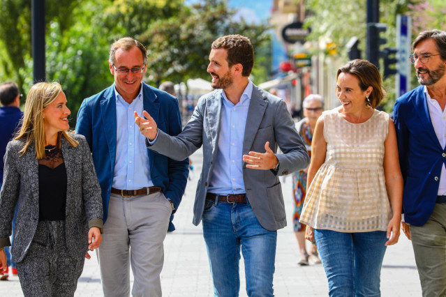 El presidente del PP, Pablo Casado (centro), junto al presidente del PP en Euskadi, Alfonso Alonso (a su derecha), en la clausura de la convención del PP vasco en el Palacio de Congresos Europa de Vitoria.