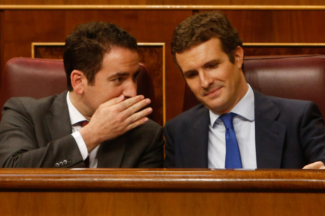 El secretario del PP, Teodoro García Egea, habla con el presidente del partido, Pablo Casado, tras su intervención en la primera sesión del debate de investidura a la Presidencia del Gobierno en el Congreso de los Diputados.