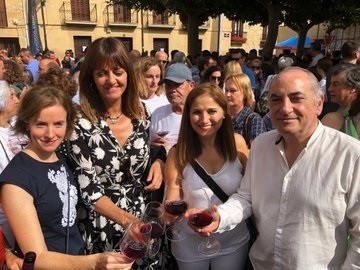 Iodia Mendia, junto a dirigentes del PSE, en la Fiesta de la vendimia de Baños de Ebro