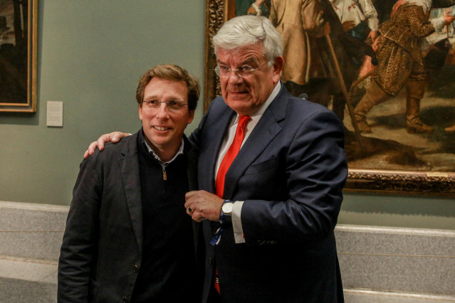 El alcalde de Madrid, José Luis Martínez-Almeida, junto al alcalde  de alcalde de Utrecht, Jan van Zanen, asiste al acto en el que se cede el testigo a la ciudad de Utrecht (Holanda) como sede de la salida de la Vuelta Ciclista a España 2020.