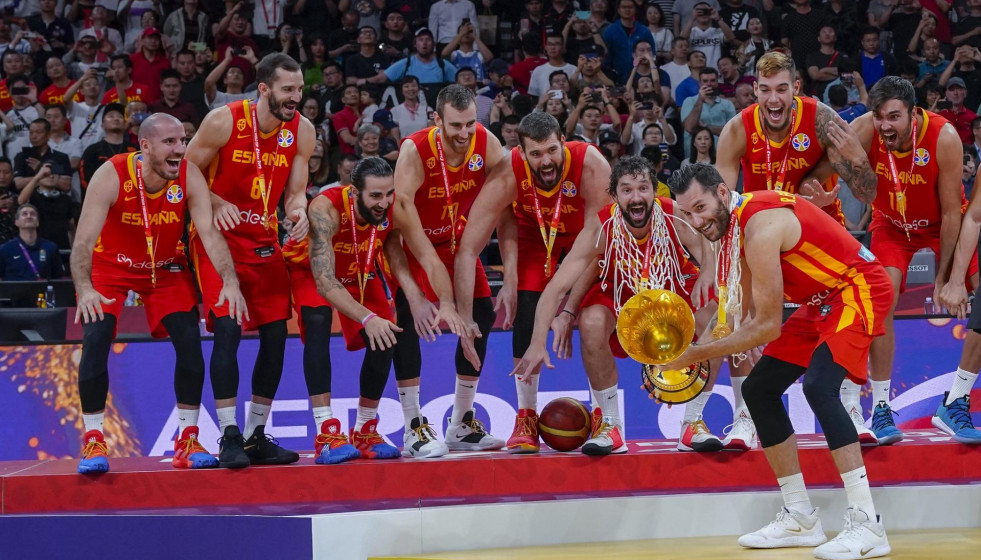 El capitán de la selección española de baloncesto, Rudy Fernández, levanta la copa de campeones del mundo