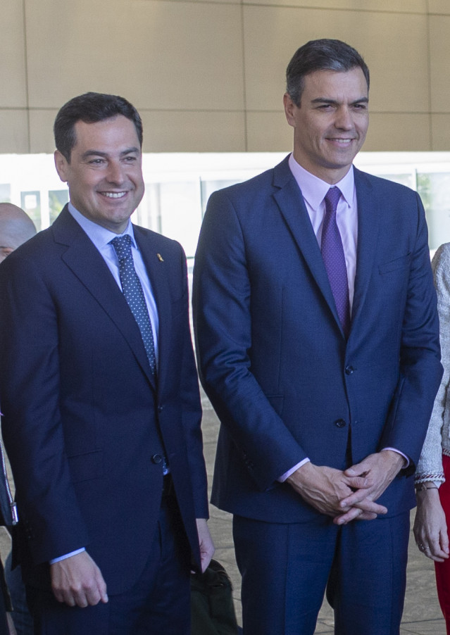 el presidente del Gobierno, Pedro Sánchez (d) junto al presidente de la Junta, Juanma Moreno (i) en la inauguración del Congreso Mundial de Turismo WTTC. En Fibes.