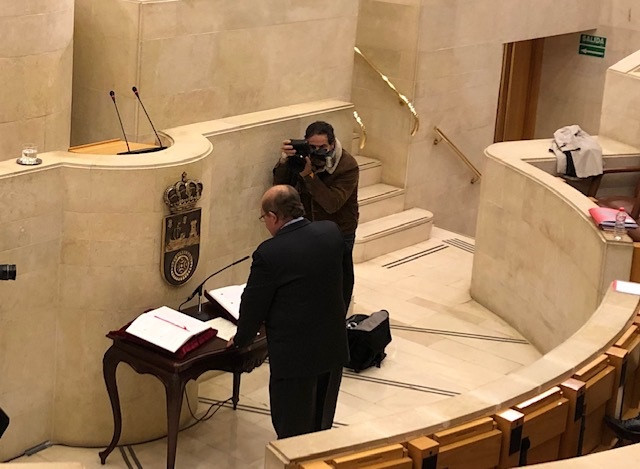 El castreño Miguel Ángel Lavín ha jurado este lunes su cargo como diputado de la bancada 'popular' en el Parlamento de Cantabria, en sustitución de Ildefonso Calderón, que decidió dejar el partido y todos sus cargos públicos