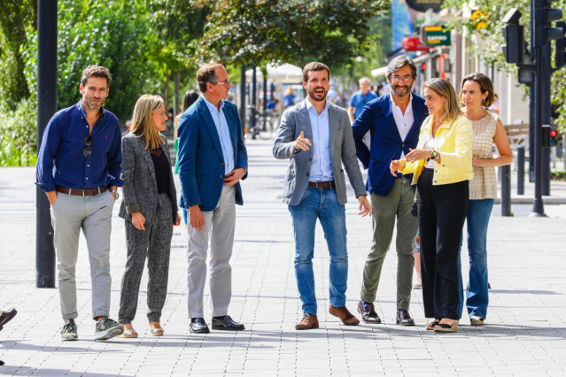 El presidente del PP, Pablo Casado (centro), junto al presidente del PP en Euskadi, Alfonso Alonso (a su derecha) y otros militantes de su partido, en la clausura de la convención del PP vasco en el Palacio de Congresos Europa de Vitoria.