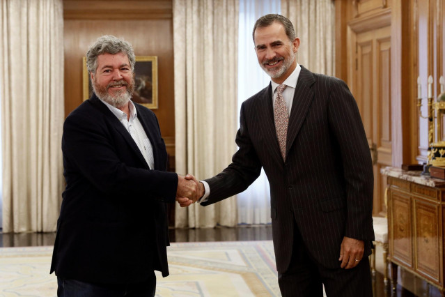 El rey Felipe VI saluda al diputado de Equo Juan López de Uralde, en el palacio de la Zarzuela, dentro de la ronda de consultas con los partidos del Parlamento