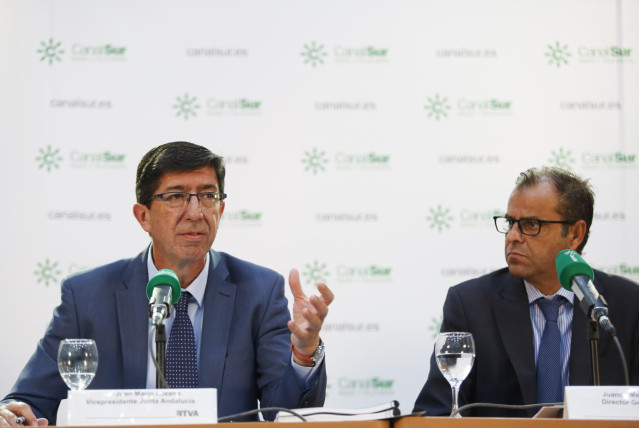 Presentación de la 'Memoria de actividad y rodajes de Andalucía Film Commission 2018'.  El vicepresidente de la Junta de Andalucía, Juan Marín, durante su intervención en la presentación (i) junto al director general de RTVA, Juande Mellado (d) .