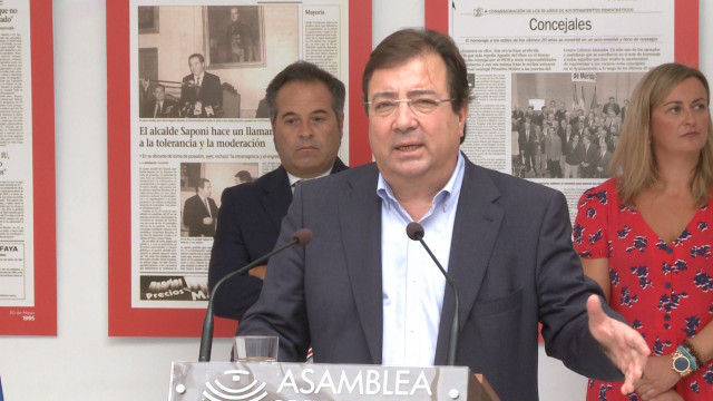 Fernández Vara interviene en la inauguración de una exposición en la Asamblea de Extremadura