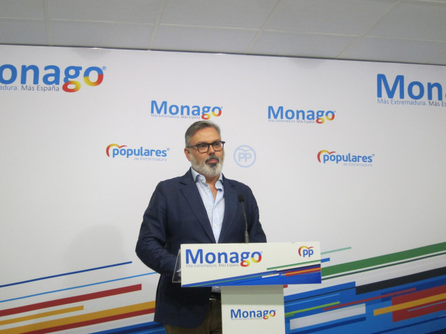 El portavoz del PP de Extremadura, Fernando Pizarro en rueda de prensa.