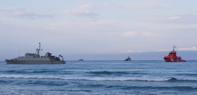 El cazaminas Turia, varado frente a la costa de La Manga del Mar Menor