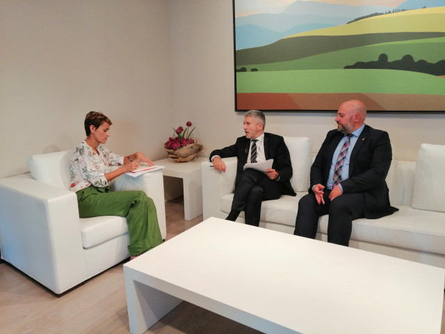La presidenta del Gobierno de Navarra, María Chivite, el ministro del Interior en funciones, Fernando Grande Marlaska, y el delegado del Gobierno en la Comunidad foral, José Luis Arasti, reunidos en Pamplona