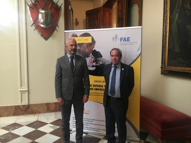 Alejo de la Torre, subsecretario de Estado de Defensa, y Gonzalo López, vicepresidente de FAE antes de la firma del convenio.