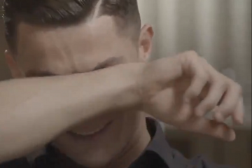 ​Cristiano Ronaldo rompe a llorar mientras ve un video de su padre