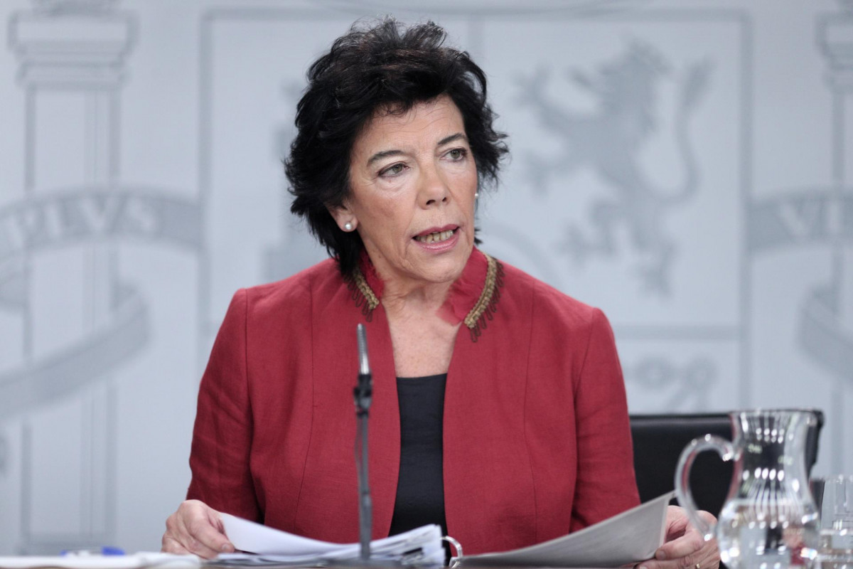 La ministra Portavoz, y de Educación y Formación Profesional en funciones, Isabel Celaá, comparece ante los medios de comunicación tras la reunión del Consejo de Ministros en Moncloa, en Madrid (