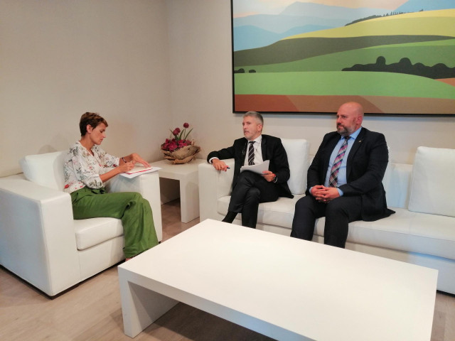La presidenta de Navarra, María Chivite, reunida con el minsitro del Interior en funciones, Fernando Grande Marlaska, y el delegado del Gobierno en Navarra en funciones, José Luis Arasti.