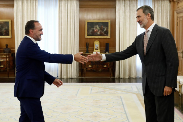El rey Felipe VI saluda al líder de la coalición Navarra Suma, Javier Esparza, hoy Lunes en el palacio de la Zarzuela, dentro de la ronda de consultas con los partidos del Parlamento, que puede desembocar en la convocatoria de nuevas elecciones generales