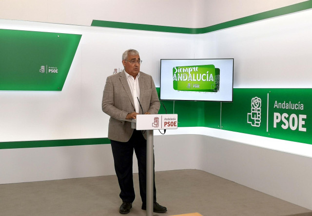 El portavoz socialista de Hacienda en el Parlamento y delegado de Universidades del PSOE-A, Antonio Ramírez de Arellano, en rueda de prensa este lunes