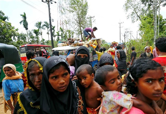Refugiados rohingya llegan a Bangladesh desde Birmania
