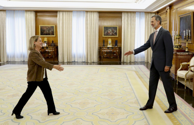 El rey Felipe VI saluda a la diputada de Coalición Canaria Ana Oramas, esta tarde en el Palacio de la Zarzuela, en el marco de la ronda de consultas con los partidos sobre la investidura.