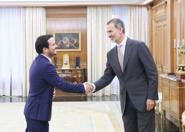 El rey Felipe VI saluda a Alberto Garzón Espinosa, de Izquierda Unida (Unidas Podemos)