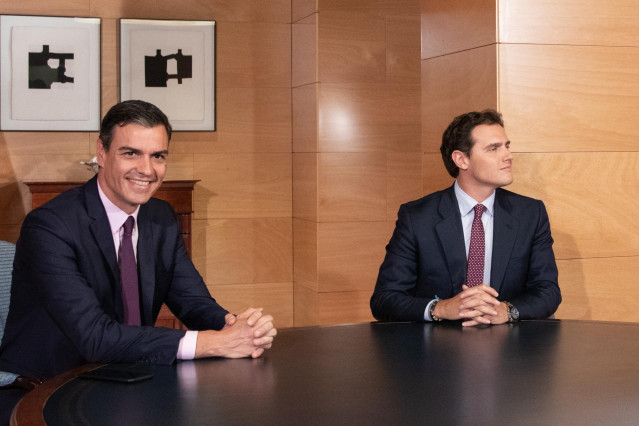 El secretario general del PSOE y presidente del Gobierno en funciones, Pedro Sánchez, se reúne con el presidente de Ciudadanos, Albert Rivera, en el Congreso de los Diputados.